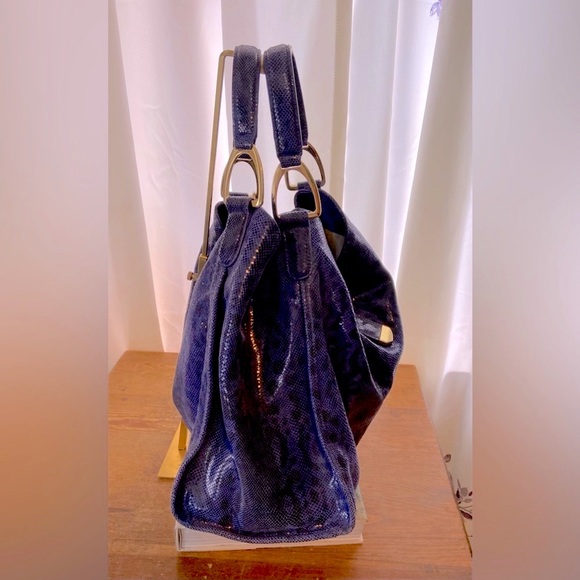 GILI Leather Blue Exotic Stirrup Hobo - Picture 4 of 7